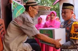 Kapolres Rohil Sambangi Warga dan Berikan Paket Sembako dalam Kegiatan Cooling System