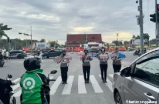 Sapa Pengendara di Pekanbaru, Tim Cooling System Polda Riau Hadir di Tugu Perjuangan