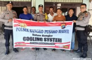 Beginilah senyum bahagia warga Umat Kristiani saat foto bersama jajaran Polsek Bangko Pusako, Minggu (15/9/2024).(ist)