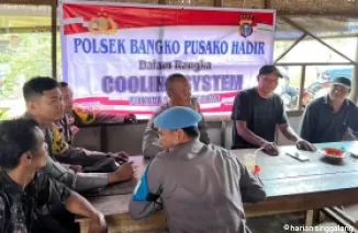 Beginilah suasana saat personel Polsek Bangko Pusako, Kabupaten Rokan Hilir saat menyambangi warga Dusun Balam Selatan Kepenghuluan Bangko Bakti.(ist)