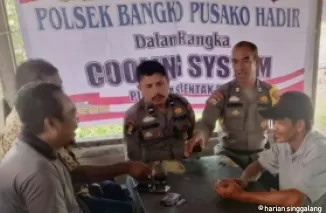 Anggota Polsek Bangko Pusako, Aiptu M. Sihombing yang merupakan Bhabinkamtibmas Bangko Makmur, Aipda Z. Barus, dan Aipda Caverius, hadir untuk memberikan himbauan kepada masyarakat.(*)