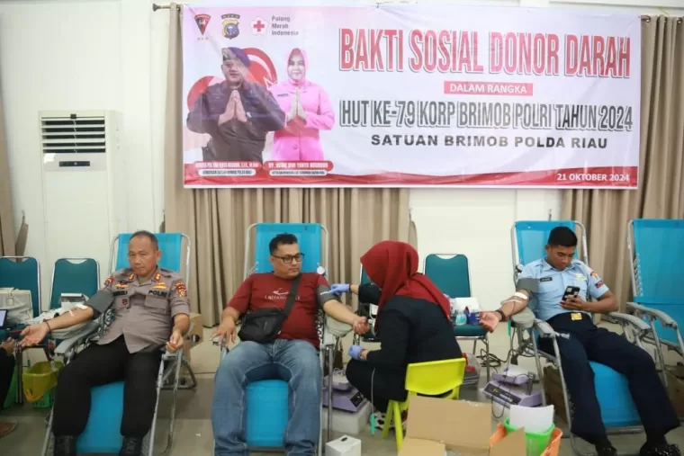 Teks Foto : Proses Donor Darah Salah Seorang Wartawan bernama Soni (Baju Merah)