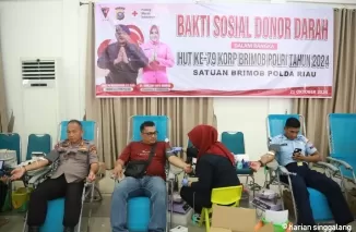 Teks Foto : Proses Donor Darah Salah Seorang Wartawan bernama Soni (Baju Merah)