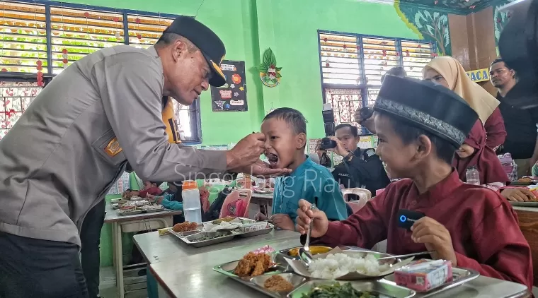 Cegah Gizi Buruk, Wakapolda Riau Suapi Siswa di Program Makan Siang Bergizi