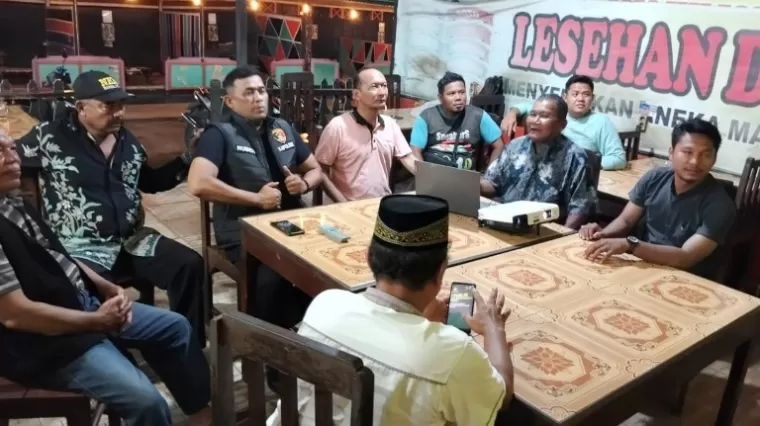 Ikut Nobar Debat Paslon, Kapolsek Bangko Pusako Ingatkan Warga Soal Pilkada Damai