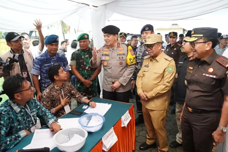 Tinjau TPS di Tengah Hujan, Begini Arahan Kapolda Riau