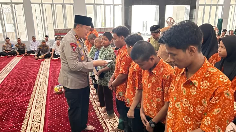 Kepedulian Sosial Kapolda Riau, Santunan Anak Yatim di Tengah Persiapan Pilkada