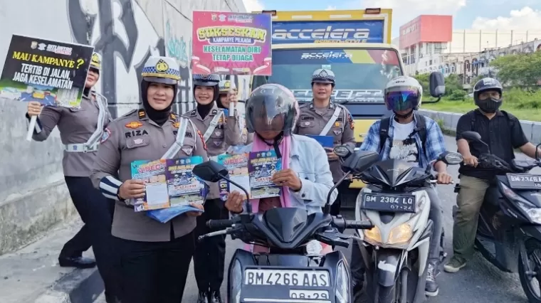 Pesan Damai di Lampu Merah, Ditlantas Polda Riau Gaungkan Tertib Lalu Lintas dan Pilkada Sejuk