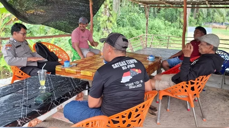 Pilkada Tanpa Gesekan, Bripka Denny Edukasi Warga di Warung Soal Jaga Kedamaian