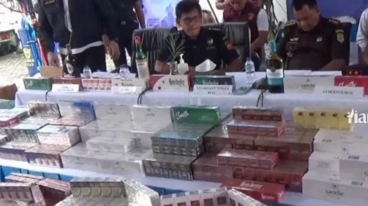 Rokok, Baju Bekas, Miras hingga Handphone Ilegal Dimusnahkan Bea Cukai Riau