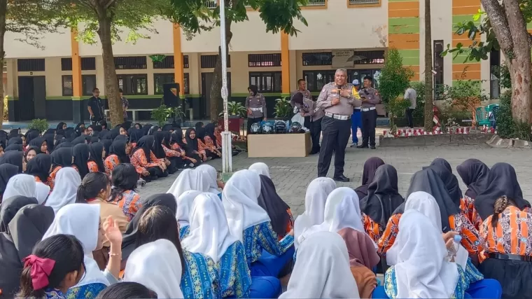 Semangat Keselamatan di Masa Pilkada, Police Goes to School Sapa Siswa SMKN 7 Pekanbaru