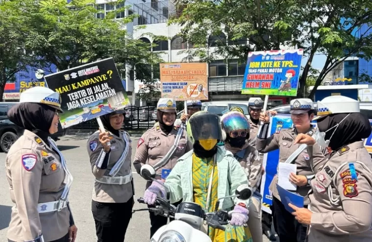 Tim Cooling System Ditlantas Polda Riau Edukasi Pengendara di Sekitar Mal Pekanbaru