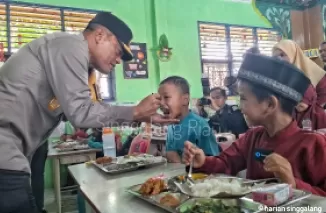 Cegah Gizi Buruk, Wakapolda Riau Suapi Siswa di Program Makan Siang Bergizi