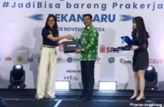 Direktur Kemitraan, Komunikasi dan Pengembangan Ekosistem PMO Prakerja, Dwina M Putri bersama Kepala Dinas Tenaga Kerja dan Transmigrasi (Kadisnakertrans) Provinsi Riau, Boby Rachmat saat menyerahkan pelakat penghargaan