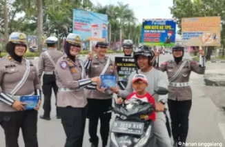 Sambut Pilkada Damai, Tim Cooling System Polda Riau Sapa Pengendara di Kawasan Purna MTQ