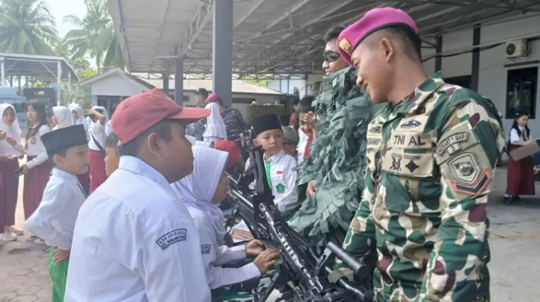 Antusiasme Meriah Sambut HUT Armada RI ke-79 di Natuna, Anak-anak Kenali Senjata TNI AL