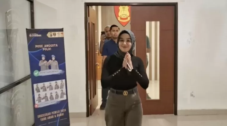 Hana Hanifah usai menjalani pemeriksaan di Mapolda Riau.(*)