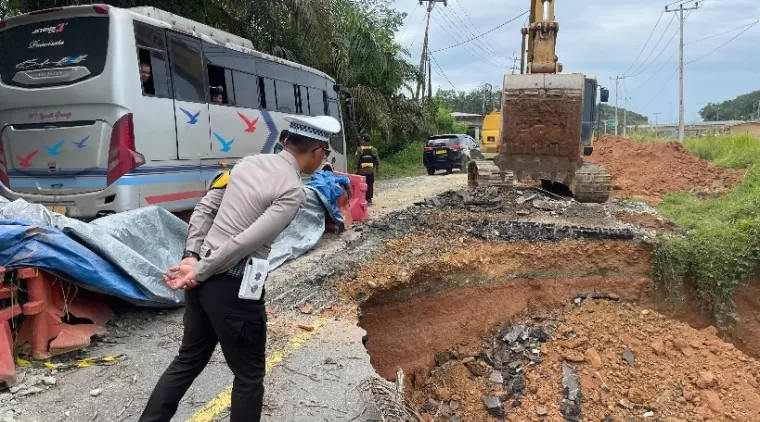 Jalan Amblas di KM 91 Kampar, Polisi Lalu Lintas Lakukan Ini