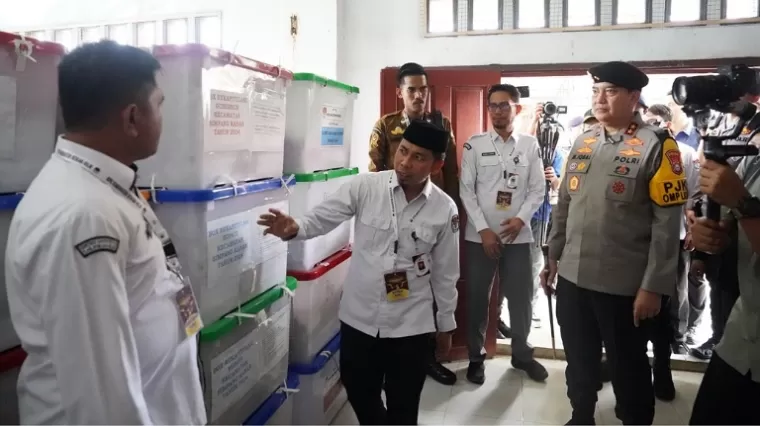 Kapolda Riau Pantau Rapat Pleno KPU Rohil, Ajak Semua Pihak Jaga Persatuan dan Kedamaian