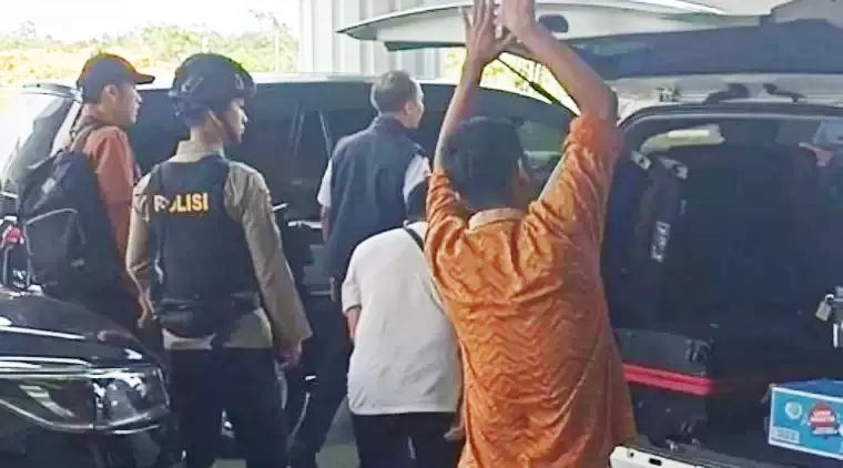 Geledah Kantor Dishub dan Kesbangpol Pekanbaru, Ini yang Dibawa KPK