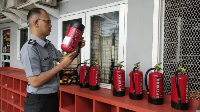 Lapas Pekanbaru Laksanakan pemeriksaan Rutin Perawatan APAR untuk Mitigasi Kebakaran