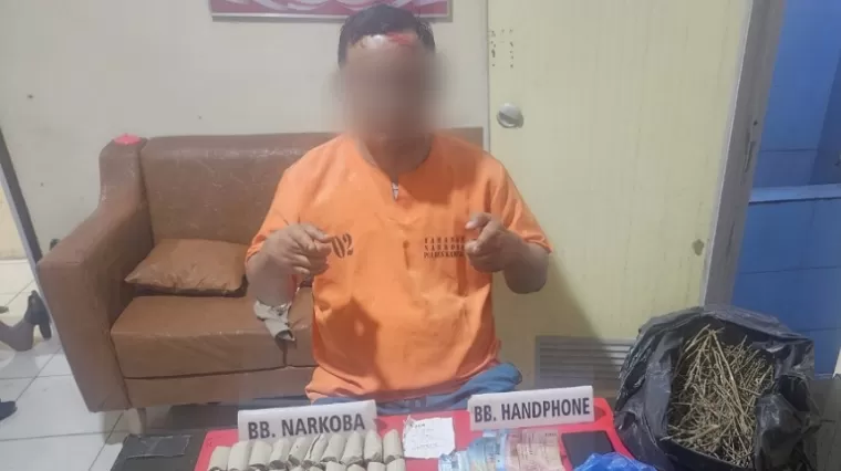 Pengedar Ganja Nekat Loncat dari Lantai Dua, Polisi Amankan 50 Paket Barang Bukti