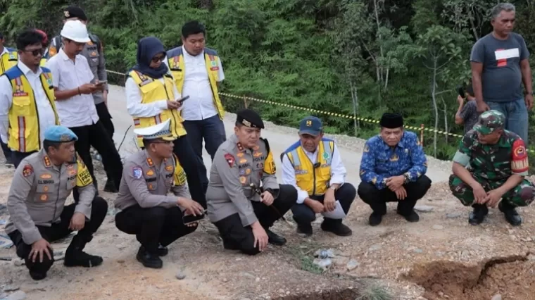 Turun ke Lapangan, Kapolda Riau Atensi  Jalan Longsor di Tanjung Alai Segera Diperbaiki