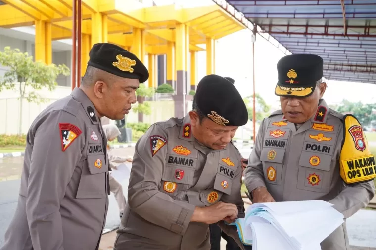 Wakapolda Riau Pimpin Apel Pemeriksaan Senjata Api dan Amunisi di Mapolda Riau