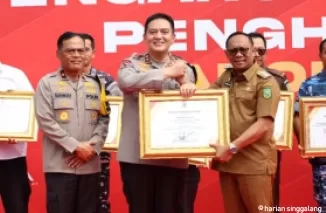 29 Pejabat dan Tokoh Masyarakat Terima Penghargaan dari Kapolda Riau, Ini Rinciannya!