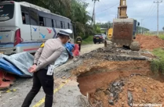 Jalan Amblas di KM 91 Kampar, Polisi Lalu Lintas Lakukan Ini