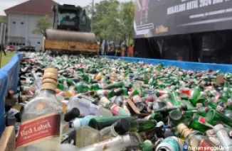 Polda Riau Musnahkan 20.752 Botol Miras dan Ribuan Narkoba Menjelang Nataru