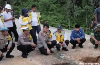 Turun ke Lapangan, Kapolda Riau Atensi  Jalan Longsor di Tanjung Alai Segera Diperbaiki