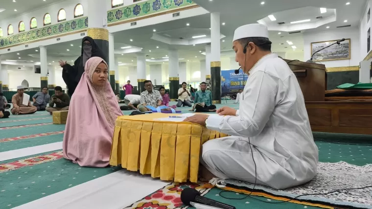 Azura Natasya Bersyahadat di Masjid Agung An Nur Pekanbaru