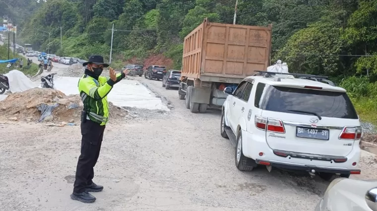 Polisi Sumbar - Riau Turun Langsung Atasi Macet di Jalan Lintas