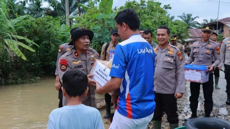 Wakapolda Riau Kunjungi Warga Terdampak Banjir di Tiga Desa Kabupaten Kampar