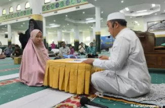 Azura Natasya Bersyahadat di Masjid Agung An Nur Pekanbaru