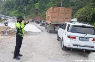 Polisi Sumbar - Riau Turun Langsung Atasi Macet di Jalan Lintas