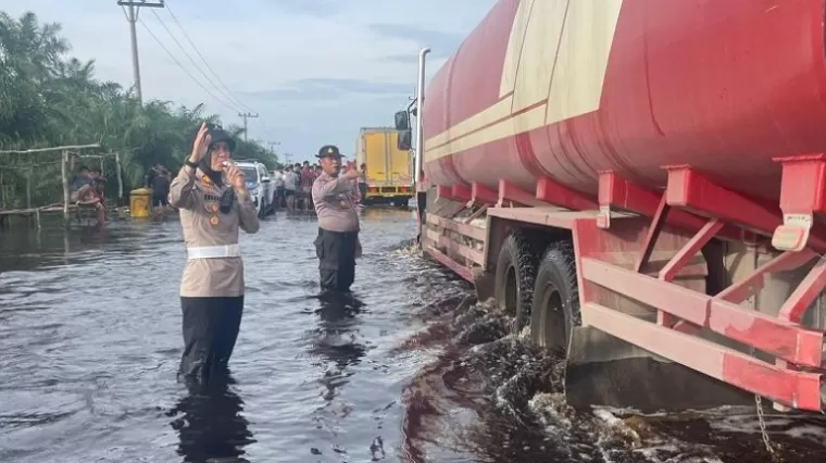 Banjir di Kilometer 83 Pelalawan Mulai Surut, Pengendara Sudah Bisa Lewati Dua Arah