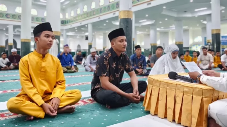 Disaksikan Puluhan Jamaah, Tiga Mualaf Sempurnakan Hidayah Islam di Masjid Agung An-Nur Pekanbaru