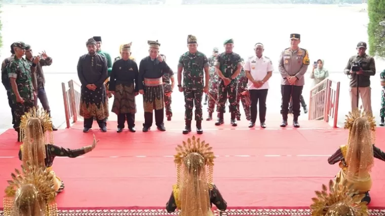 Begini Cara Kapolda Irjen Iqbal Sambut Pangdam I/BB Mayjen Rio Firdianto di Pekanbaru