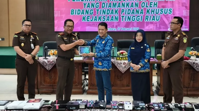 Kejati Riau Kembalikan 156 Smartphone dan 4 Mobil Dinas ke Pemkab Kampar