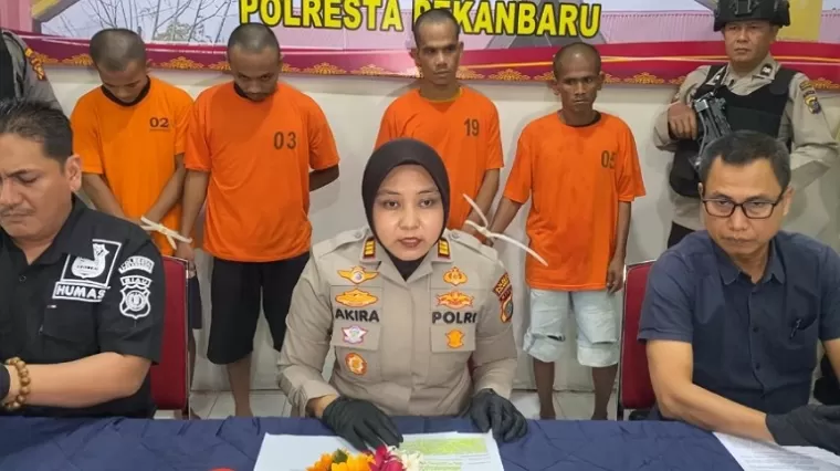 Patroli Tengah Malam Polsek Senapelan Tangkap Empat Tersangka Pencurian Besi di Pekanbaru