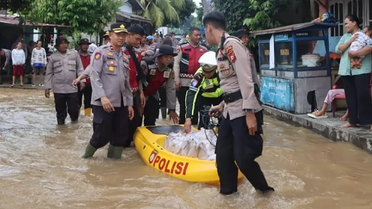 Ringankan Beban Korban Banjir, Polisi di Rokan Hulu Lakukan Hal Ini