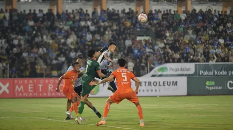 Moment Noriki Akada Sundul Bola ke Gawang Persiraja Banda Aceh