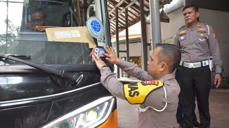 Operasi Keselamatan Lancang Kuning 2025, Satlantas Polresta Pekanbaru Bagikan Stiker Imbauan