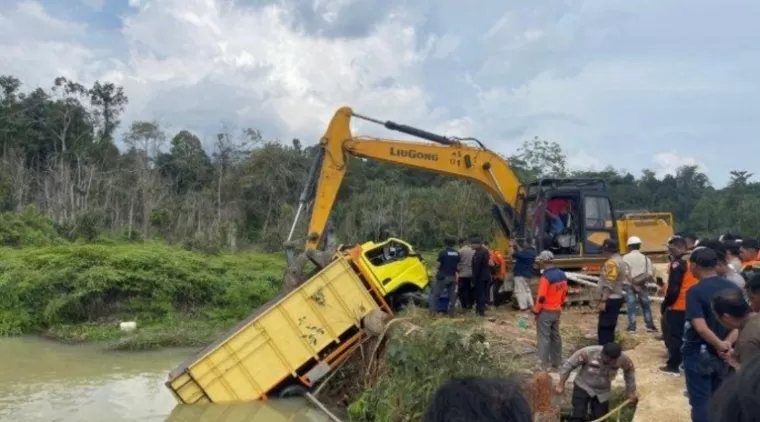 Truk Pekerja PT NWR Masuk Sungai di Pelalawan, 3 Balita Meninggal Dunia