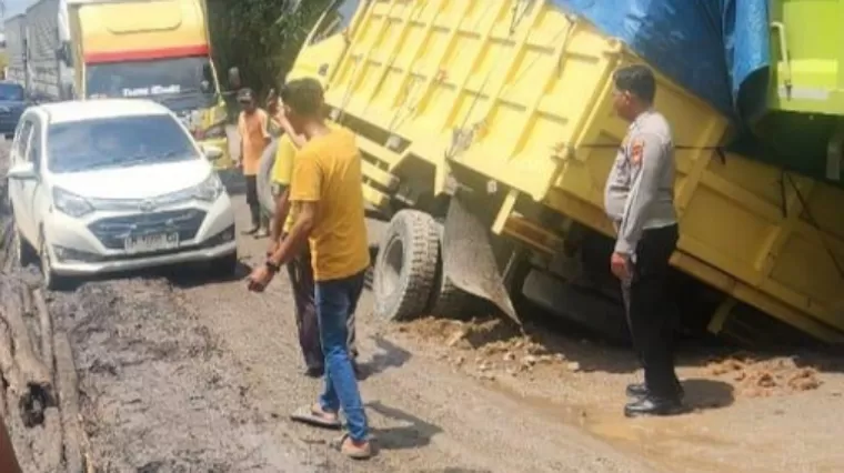 Truk Terperosok di Jalan Rusak, Unit Lantas Polsek Singingi Hilir Sigap Atasi Kemacetan