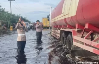 Banjir di Kilometer 83 Pelalawan Mulai Surut, Pengendara Sudah Bisa Lewati Dua Arah