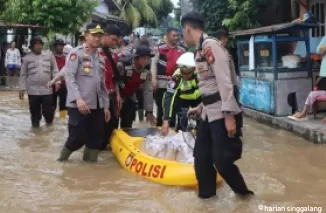 Ringankan Beban Korban Banjir, Polisi di Rokan Hulu Lakukan Hal Ini