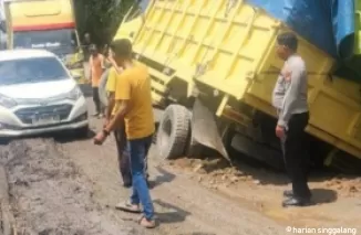 Truk Terperosok di Jalan Rusak, Unit Lantas Polsek Singingi Hilir Sigap Atasi Kemacetan